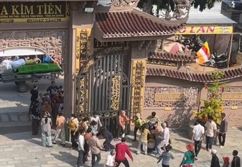 Trong khi đi lễ chùa đầu năm, một gia đình ở An Giang được cho là bị nhóm 50 người dàn cảnh chen lấn, cướp giật tài sản. Ảnh: Người lao động