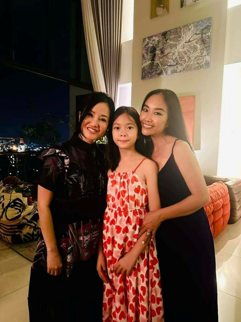 Ca sĩ Hồng Nhung bên Đoan Trang và bé Sol.