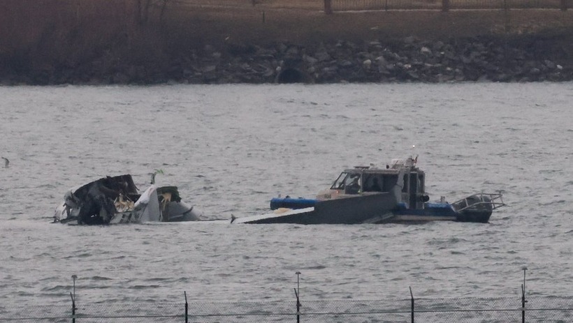 Xác máy bay rơi trên sông Potomac sau vụ tai nạn (Ảnh: Reuters).