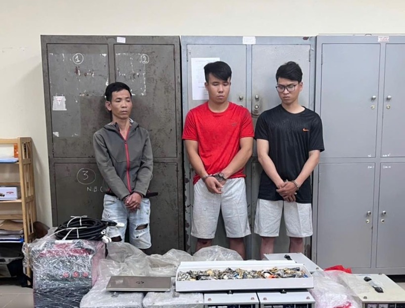 3 đối tượng từ trái qua: Hoàng Quốc Việt, Đinh Quang Tân và Phạm Văn Ngọc cùng tang vật. Ảnh: Công an tỉnh Đồng Nai