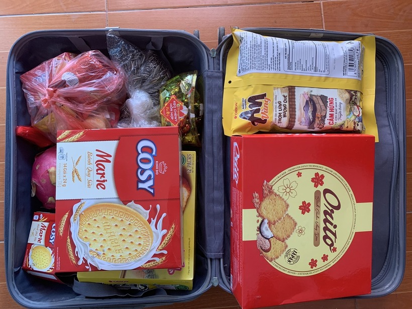 Nhiều sinh viên chất đầy bánh kẹo mang từ quê lên thành phố. Ảnh minh họa