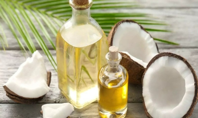 Dầu dừa rất hữu ích trong việc loại bỏ màu vàng của nghệ trên da và móng tay. Ảnh minh họa