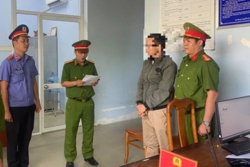 Công an đọc lệnh bắt thầy giáo H. Ảnh: Dân Trí