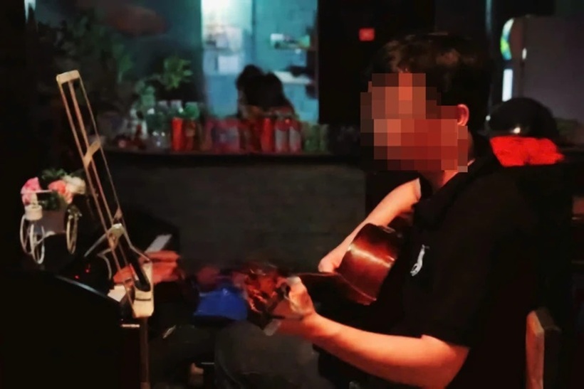Thầy giáo xâm hại nữ sinh lớp 10 ở Bình Thuận vừa bị bắt ngoài dạy học ở trường, người này còn chơi guitar cho nhiều nhà hàng ở Tuy Phong. Ảnh: Pháp luật TP.HCM