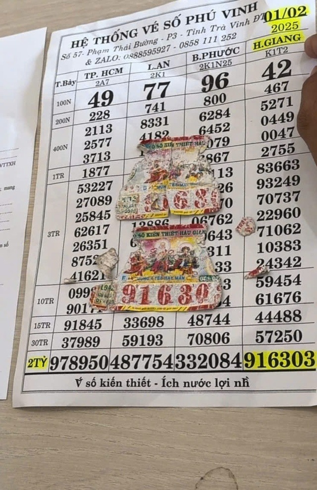 2 tờ vé số trúng đặc biệt bị rách, nát. (Ảnh: Người lao động)