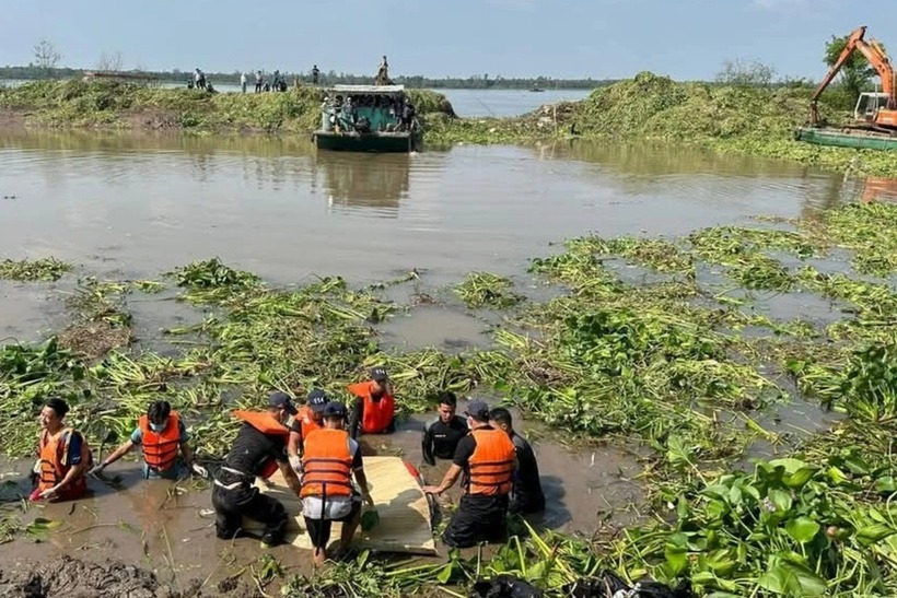 Sau nhiều giờ tìm kiếm, lực lượng chức năng tìm thấy 3 thi thể thanh niên mất tích trên sông Tiền, cách vị trí gặp nạn khoảng 50m. Ảnh: Dân Trí