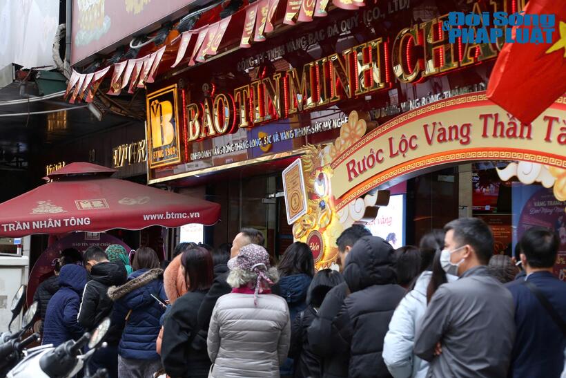 Hôm nay (4/3), cửa hàng Bảo Tín Minh Châu cơ sở Trần Nhân Tông mở bán vàng nhẫn không giới hạn số lượng.