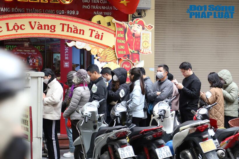 Do số lượng khách hàng xếp hàng đông nên mỗi người phải chờ khoảng 2 đến 3 tiếng đồng hồ.