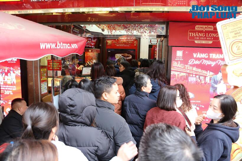 Mặc dù giá vàng nhẫn đang ở vùng đỉnh cao kỷ lục song nhiều khách hàng cho biết họ không quá quan tâm về giá vì chỉ mua số lượng ít nhằm lấy may nhân dịp vía Thần Tài.