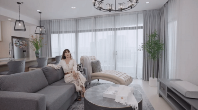 Bộ sofa lớn được đặt ở chính giữa phòng khách, phía trên là chiếc đèn chùm cỡ lớn để tạo điểm nhấn.