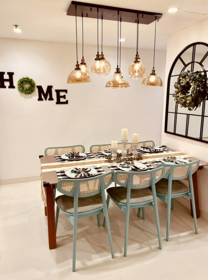 Hà Anh cho lắp đặt một tấm gương trải dài theo tủ bếp nhằm giúp không gian bếp rộng rãi hơn, khi bật đèn lên lại thêm phần lung linh. Bàn ăn được xếp gần đó để tiện cho việc di chuyển. Nữ siêu mẫu thường xuyên vào bếp để trổ tài nấu nướng chiêu đãi ông xã, con gái và cả bạn bè đến chơi.