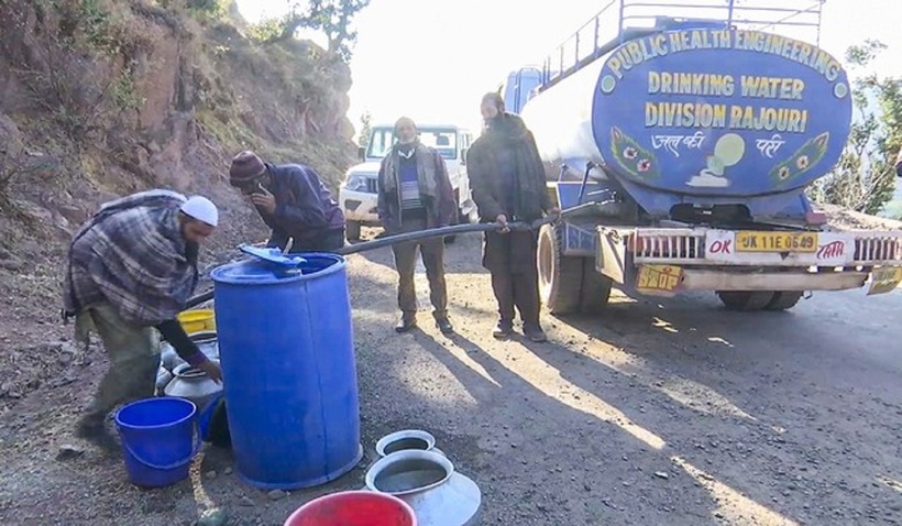 Dân làng lấy nước từ xe bồn tại Rajouri sau các trường hợp tử vong vì bệnh lạ. Ảnh: ANI