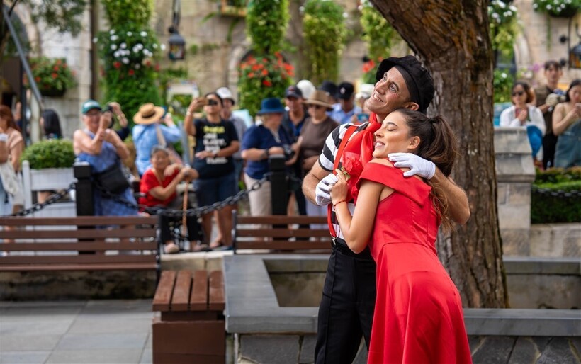 Hàng ngàn bông tulip ngợp ngời trên đỉnh Bà Nà, không gian Tết sẽ kéo dài hết tháng 2/2025 - 6