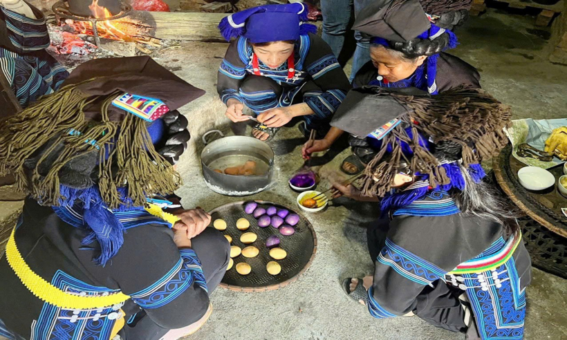 Phụ nữ Hà Nhì nhuộm trứng làm quà cho trẻ em trong ngày tết Thiếu nhi.