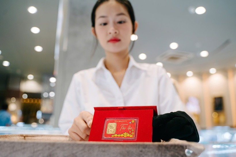 Các công ty vàng tung ra thị trường nhiều sản phẩm vàng may mắn, tài lộc nhân ngày Thần Tài. (Ảnh: Tuổi trẻ)