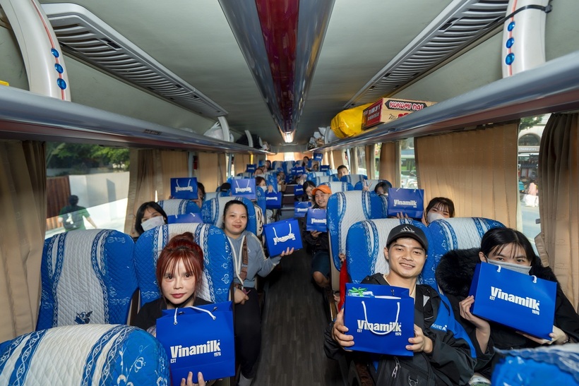 Theo đó, Vinamilk hỗ trợ với tổng giá trị tương đương hơn 400 triệu đồng, góp phần trao tặng 1.700 vé xe và 13.500 sản phẩm dinh dưỡng đến những công nhân có hoàn cảnh khó khăn, nhiều năm chưa được về quê đón Tết. Cùng với đó là hàng nghìn voucher “lì xì” đầu năm từ Vinamilk dành tặng cho 500 công nhân ở lại TP.HCM trong dịp này./.