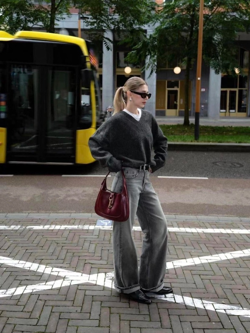 Chưa cần lên đồ quá cầu kỳ, sự kết hợp giữa áo len xám và quần jeans ống rộng là đủ để chị em ghi điểm phong cách. Bộ đôi này toát lên sự trẻ trung và thanh lịch.