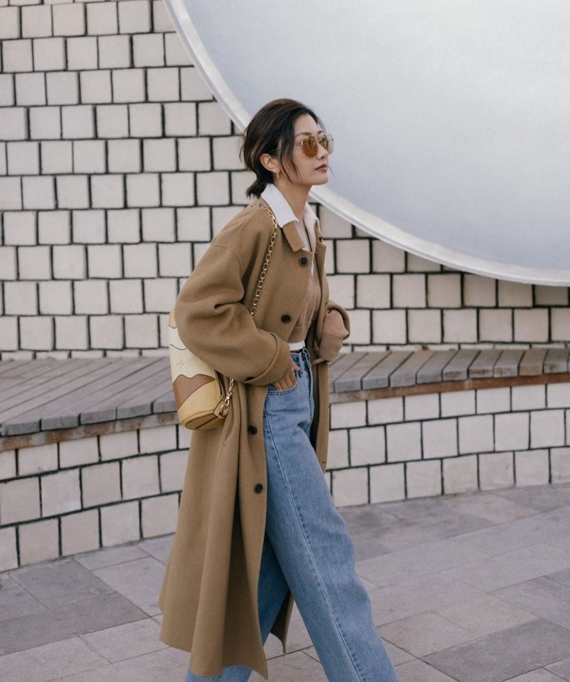 Quần jeans ống suông được ưa chuộng bởi sự nữ tính, trang nhã. Chị em không cần phối đồ quá cầu kỳ với item này. Sự kết hợp giữa quần jeans và áo, áo khoác dáng dài đã mang đến nét thời thượng, phóng khoáng cho người mặc. Để không bị "dìm" dáng khi mặc áo khoác dài, chị em chỉ cần thực hiện một thao tác đơn giản, đó là sơ vin.
