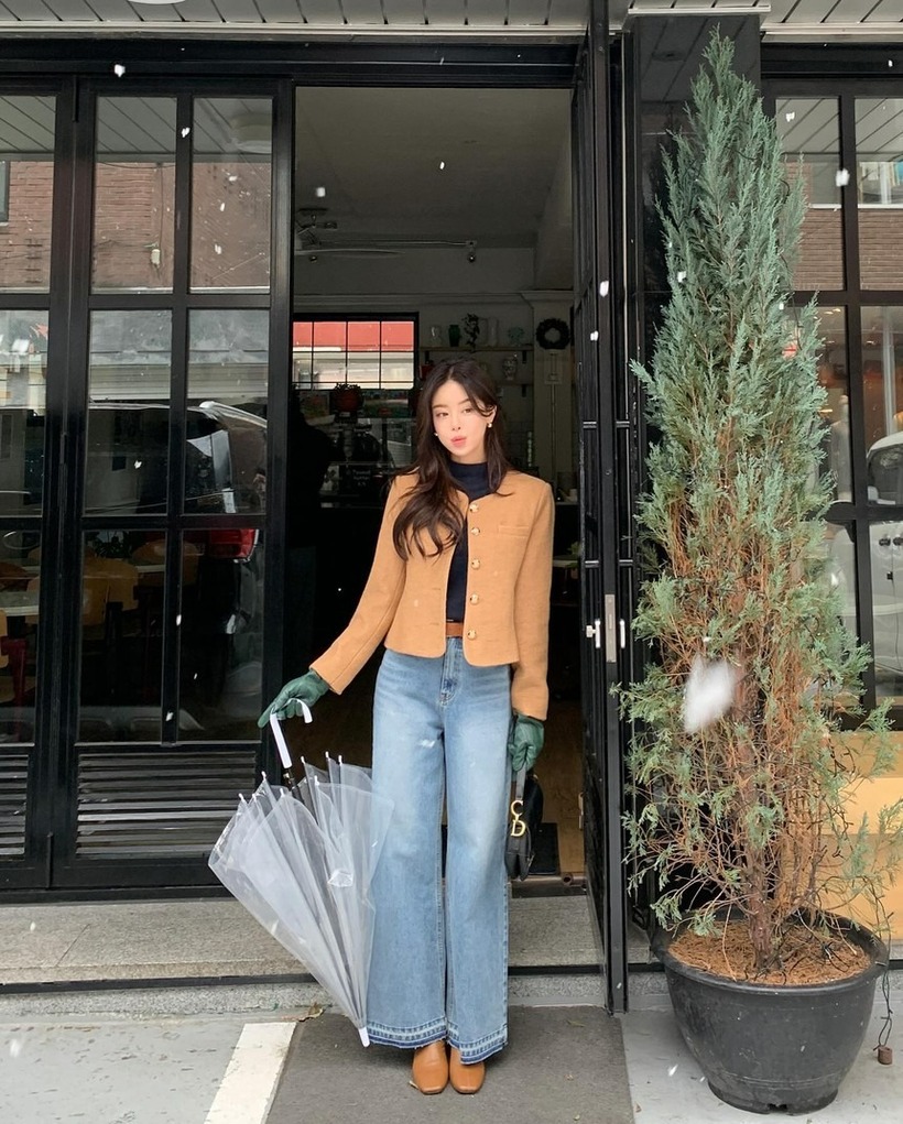 Khi bước vào mùa đông, các nàng đừng bỏ qua công thức trang phục trên. Combo áo thun cổ lọ, áo khoác dạ ngắn, quần jeans ống rộng sẽ mang đến sự ấm áp. Ngoài ra, outfit này còn được đánh giá cao ở tính thời trang, giúp vẻ ngoài của người mặc thêm thời thượng nhưng vẫn sang xịn mịn.