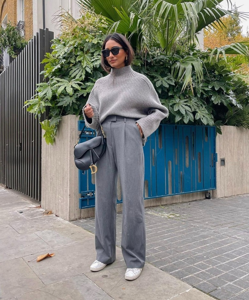 Sự kết hợp giữa áo cao cổ và quần âu đã tạo nên bộ cánh đơn giản mà thời thượng. Chỉ với thao tác sơ vin, tổng thể trang phục đã thêm phần thanh lịch.