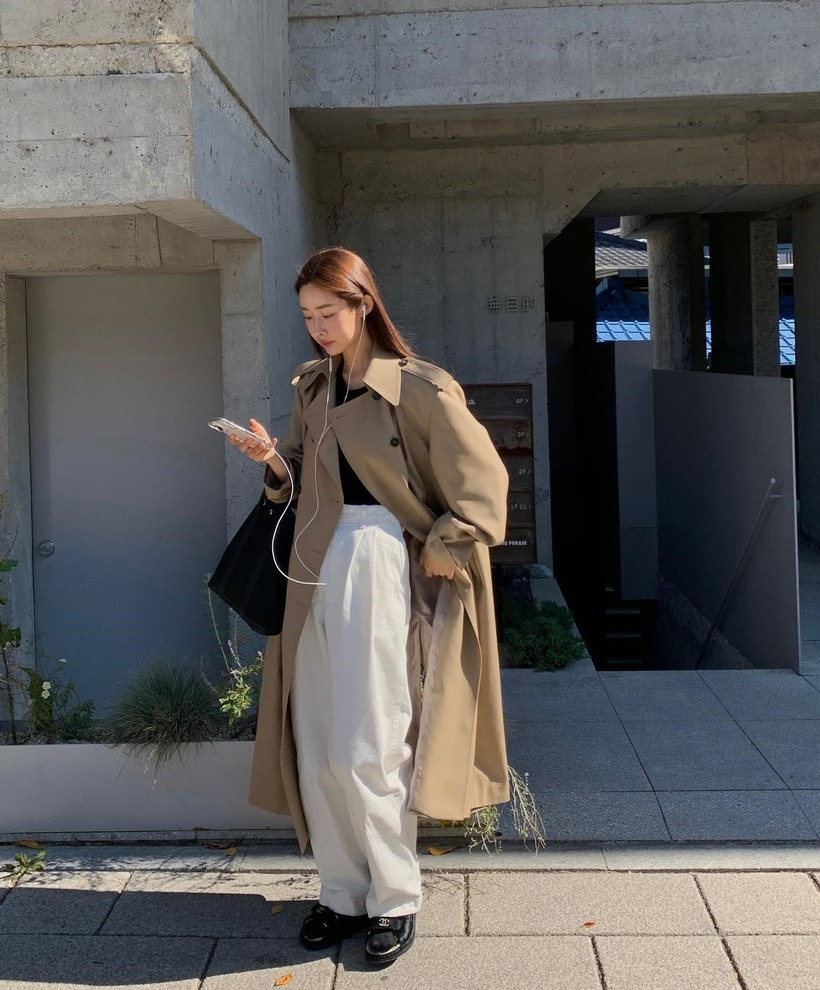 Chỉ với những món đồ cơ bản như áo thun đen, quần trắng ống suông, áo khoác trench coat, chị em sẽ có được tổng thể trang phục trẻ trung, sành điệu. Dẫu vậy, bộ cánh vẫn toát lên nét trang nhã, phù hợp để áp dụng từ công sở ra phố.