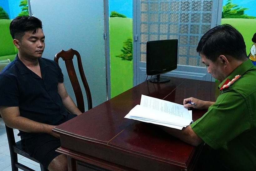 Phòng Cảnh sát hình sự Công an tỉnh Tiền Giang lấy lời khai đối tượng Trần Nguyễn Hữu Thắng. Ảnh: Dân Trí