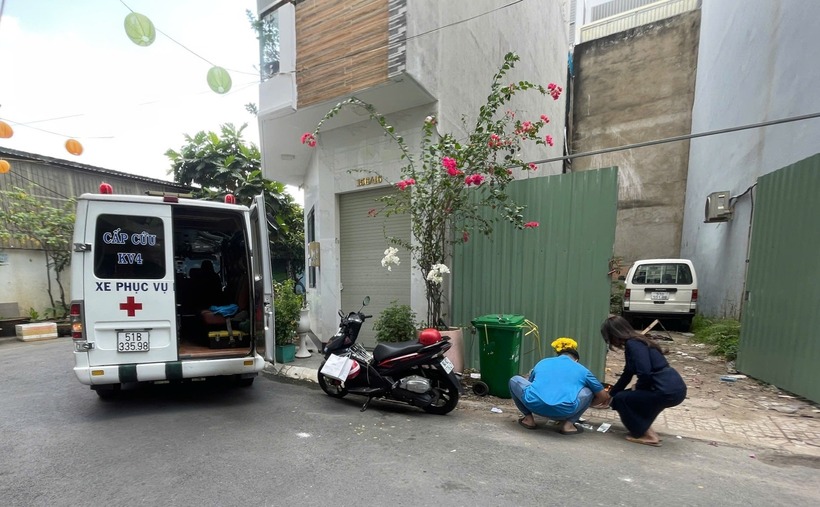 Bãi đất trống có hàng rào bằng tôn (màu xanh) nơi phát hiện thai nhi bị vứt bỏ. (Ảnh: VNN)