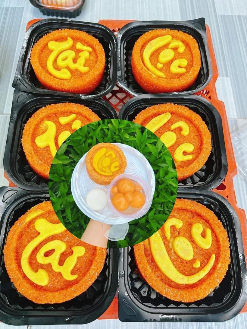 Xôi gấc được trang trí đẹp mắt.