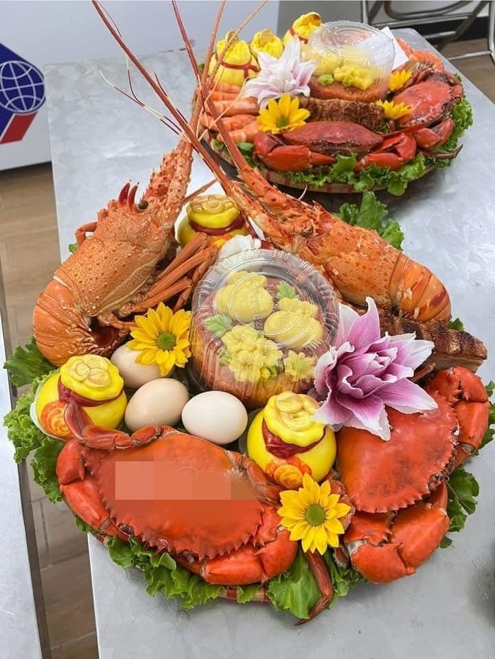 Mâm cỗ tràn ngập sơn hào hải vị được rao bán trên mạng xã hội.