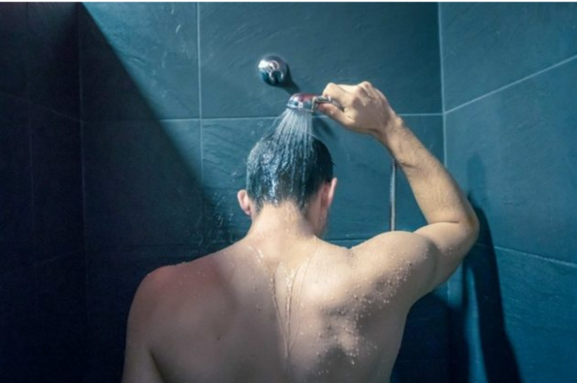 Bộ Y tế khuyến cáo người dân không nên tắm sau 22h. Ảnh minh họa