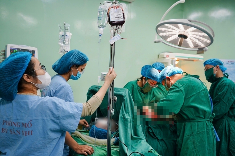 Các bác sĩ tiến hành phẫu thuật cho bệnh nhân. Ảnh: Sức Khỏe & Đời Sống
