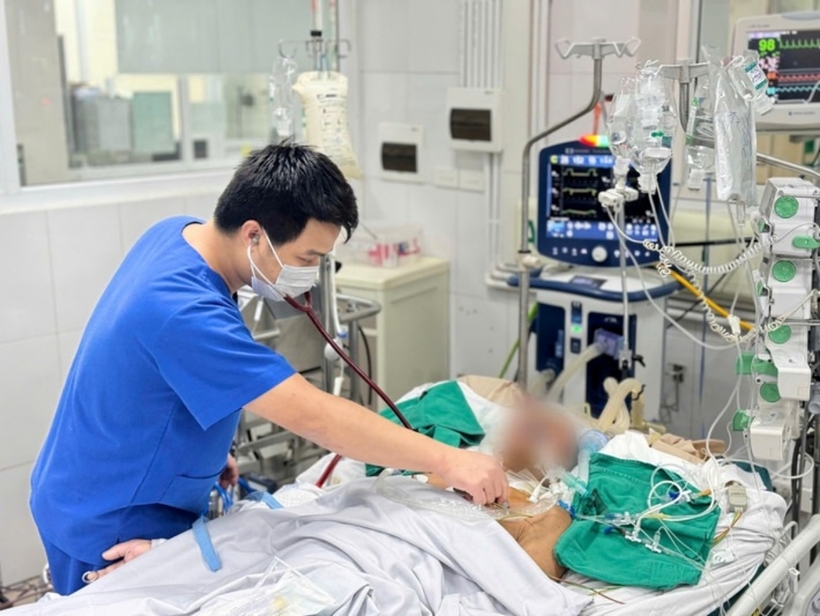 Một bệnh nhân diễn tiến nặng sau mắc cúm A đang điều trị ở Trung tâm Hồi sức tích cực, Bệnh viện Bệnh Nhiệt đới Trung ương. Ảnh: Đại Biểu Nhân Dân