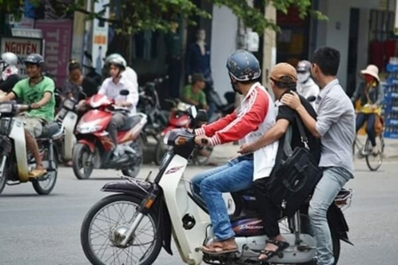 Trường hợp tài xế xe máy chở theo 3 người trở lên, mức phạt sẽ là 600.000-800.000 đồng. Ảnh minh họa