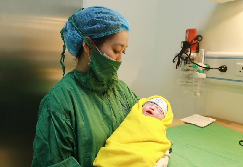 Bé trai hơn 3kg khỏe mạnh chào đời. Ảnh: BSCC