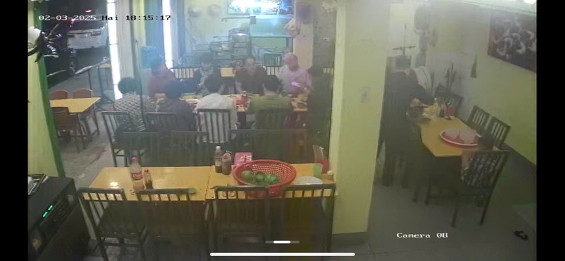 Hình ảnh nhóm khách dùng bữa tại quán ăn. Ảnh: VTC News.