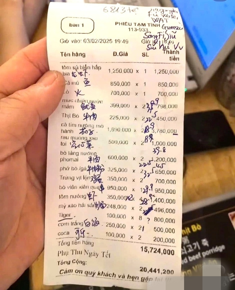 Người dùng mạng xã hội đăng hình ảnh hóa đơn tố chủ quán ở Nha Trang "chặt chém" du khách nước ngoài. Ảnh: Tuổi Trẻ.