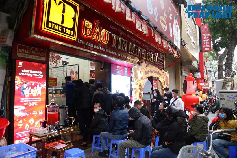 Người dân xếp hàng chờ giao dịch vàng trước cửa hàng Bảo Tín Minh Châu cơ sở Trần Nhân Tông (quận Hai Bà Trưng, Hà Nội) trong buổi chiều ngày 5/2.