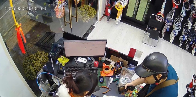 Người đàn ông nước ngoài "ảo thuật", lấy số tiền 20 triệu đồng ngay trước mắt qua mặt nhân viên. Ảnh: Tuổi trẻ
