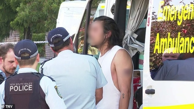 Cảnh sát đang trao đổi với bố của bé gái. Ảnh: TNV/ Daily Mail