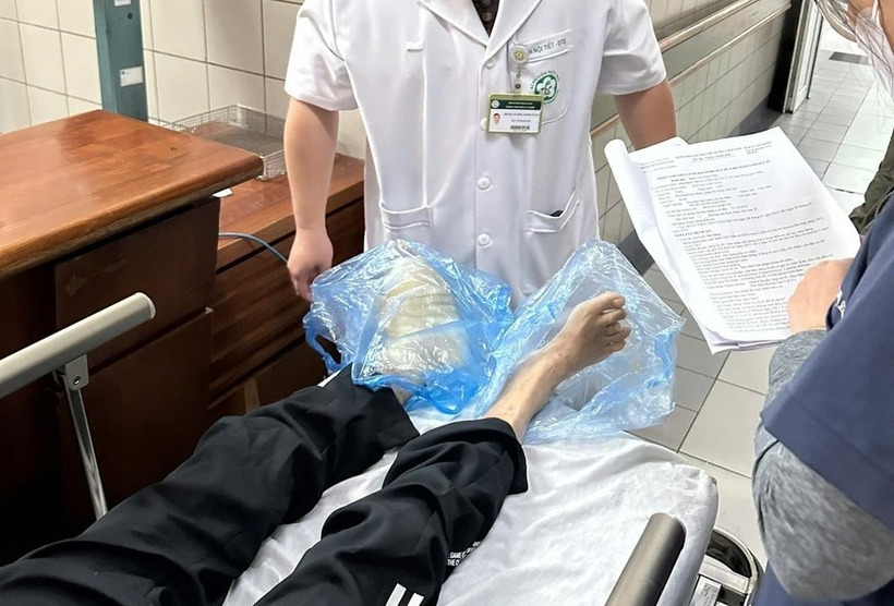 Chân bệnh nhân bốc mùi phải buộc gọn trong túi nylon. Ảnh: Tạp chí Tri Thức.