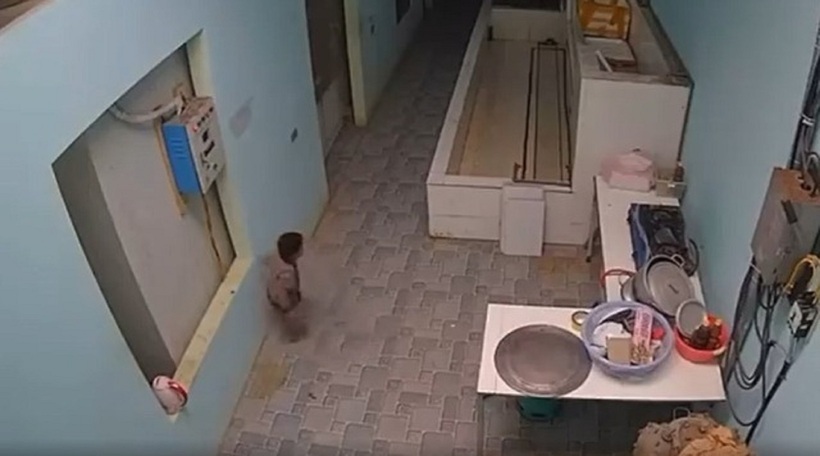 May mắn, sức khỏe bé bình thường sau sự cố. Ảnh cắt từ clip