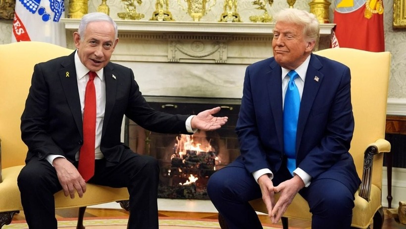 Thủ tướng Israel Benjamin Netanyahu tặng Tổng thống Mỹ Donald Trump một chiếc máy nhắn tin bằng vàng với ẩn ý đặc biệt. Ảnh: Reuters