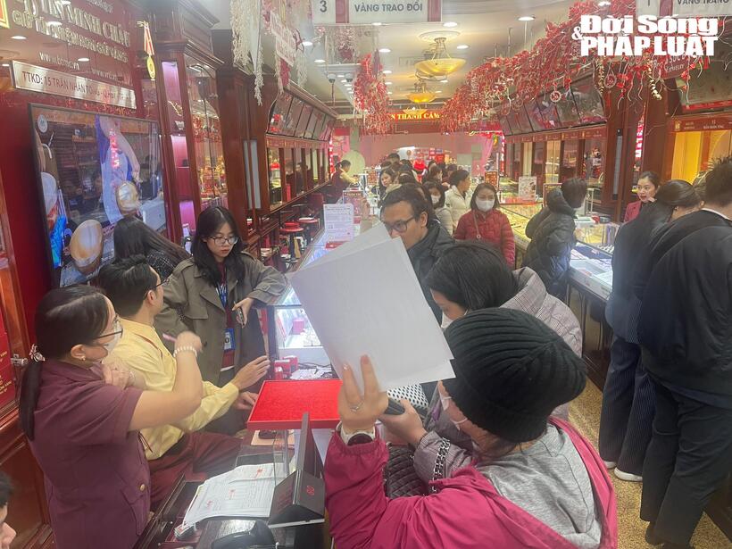 Người dân xếp hàng chờ mua vàng tại cửa hàng Bảo Tín Minh Châu, 15 Trần Thái Tông, Hai Bà Trưng, Hà Nội