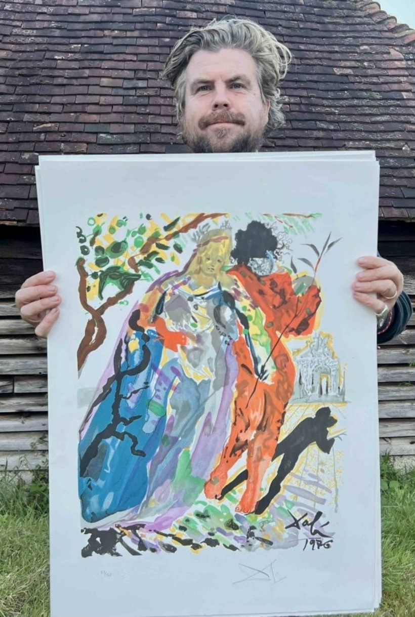 Chris Kirkham, phó giám đốc Hansons Richmond, London, với một trong những bản in thạch bản của Dalí được bán với giá 1.300 bảng Anh (hơn 40 triệu đồng). Ảnh: The Sun.