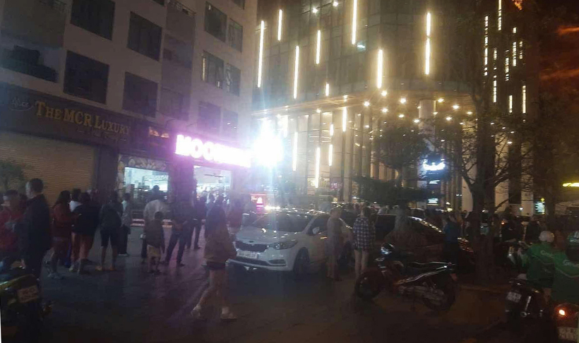 Cư dân Mường Thanh Viễn Triều theo dõi lực lượng chức năng xử lý hiện trường. (Ảnh: Báo Khánh Hòa)
