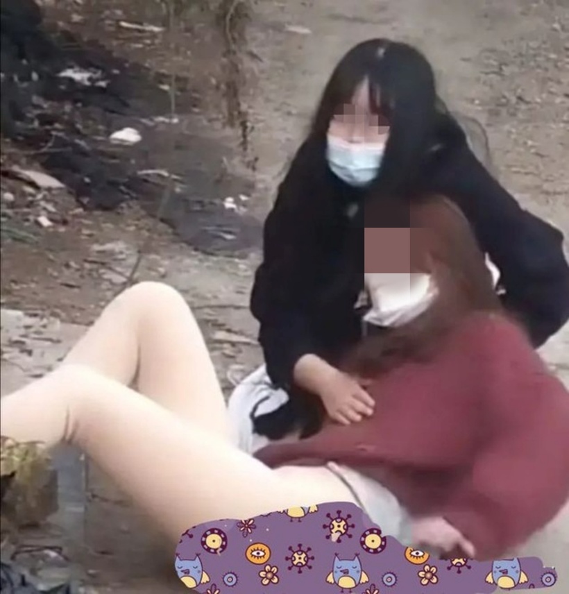 Rất may bên ngoài có lớp quần tất giúp cô nàng thoát khỏi tình cảnh trớ trêu hơn. Ảnh: Sohu.