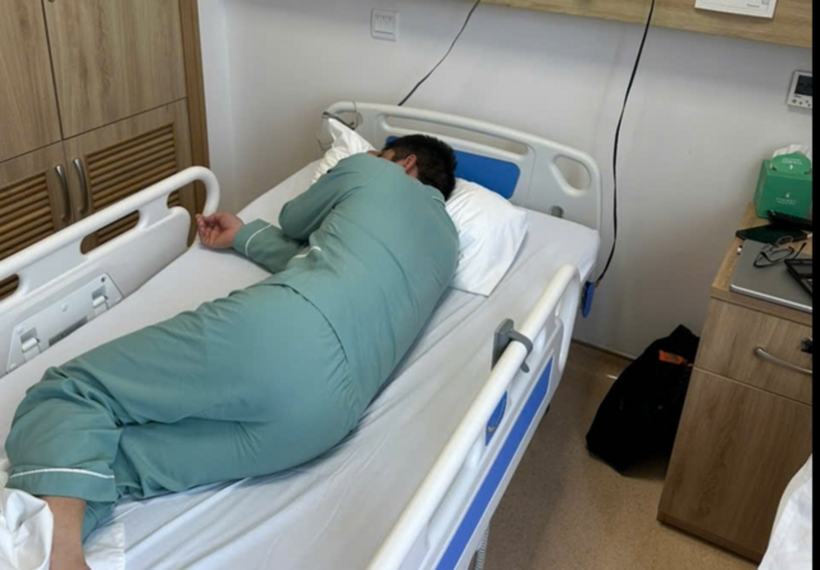 Anh Vũ Đức T., đang điều trị tại bệnh viện. Ảnh: Người Lao Động