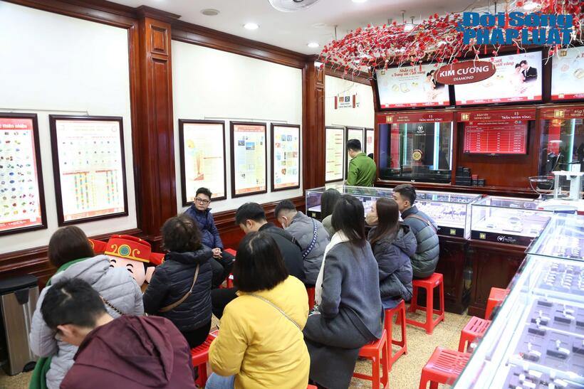 Theo ghi nhận của PV, bên cạnh những người mua thì có không ít khách hàng đến bán để chốt lời khi giá vàng đang ở đỉnh cao chót vót. Lượng người bán tăng lên khiến đôi lúc cửa hàng vàng hết tiền và phải hẹn khách trả tiền sau.