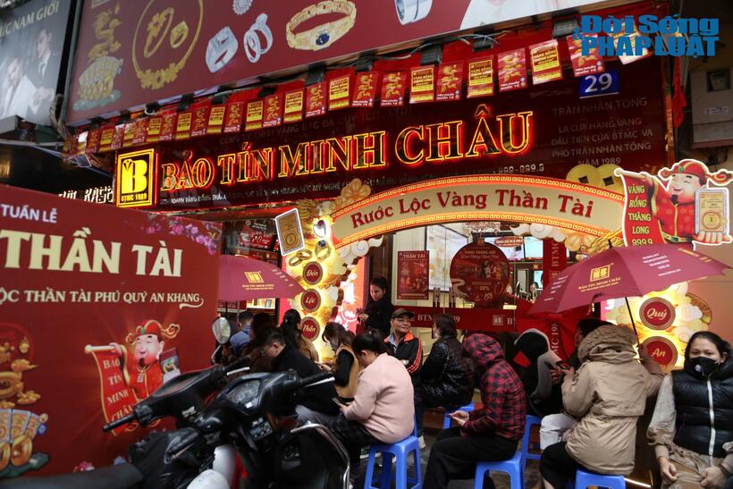 Bất chấp thời tiết giá rét, mưa lạnh, người dân vẫn xếp hàng trước cửa hàng vàng Bảo Tín Minh Châu cơ sở Trần Nhân Tông (quận Hai Bà Trưng, Hà Nội) để chờ tới lượt mua vàng. Hôm nay cửa hàng Bảo Tín Minh Châu thông báo bán vàng không giới hạn số lượng.