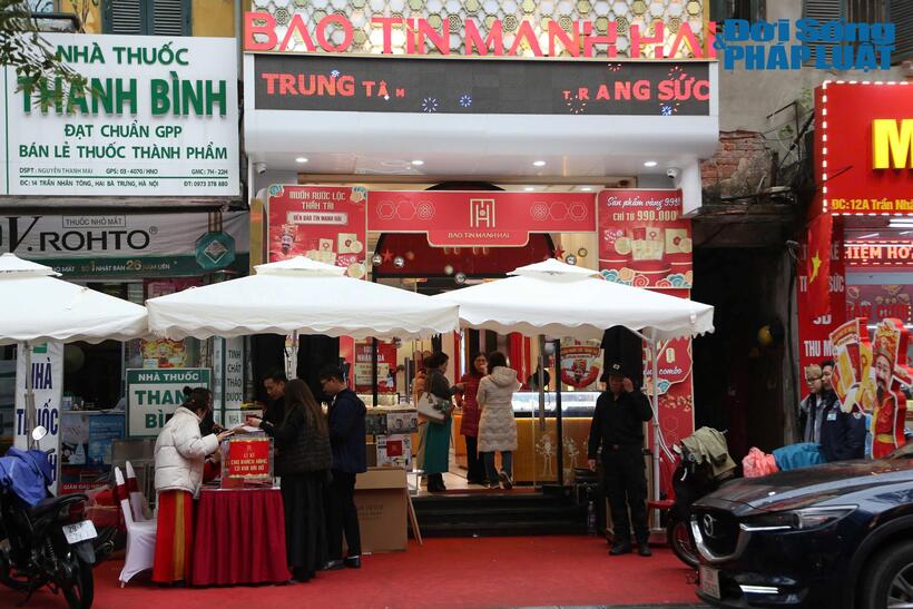Một số cửa hàng cửa các thương hiệu vàng khác trên phố Trần Nhân Tông lại khá vắng vẻ, ít người đến giao dịch.